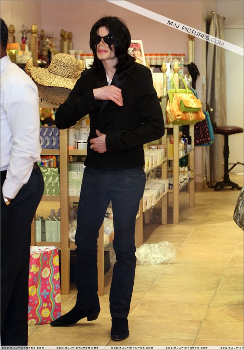 Michael shopping in Beverly Hills 2008 (197)