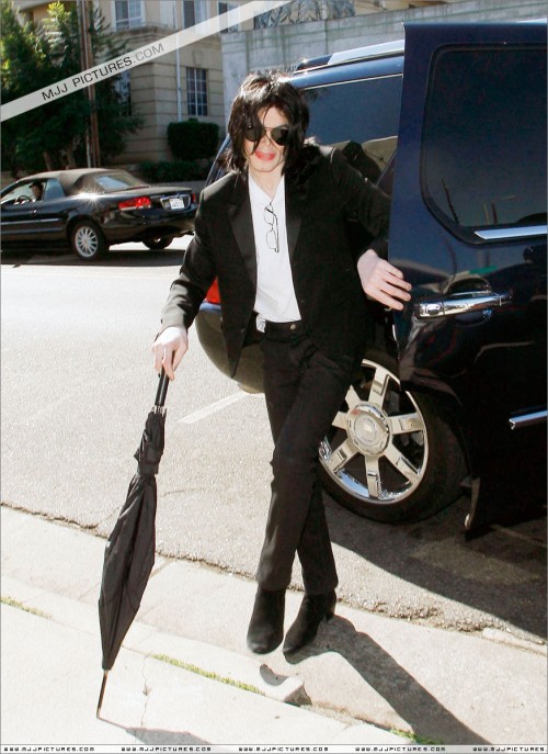 Michael shopping in Beverly Hills 2008 (2)