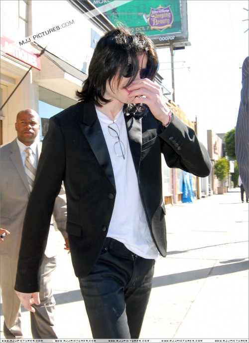 Michael shopping in Beverly Hills 2008 (20)