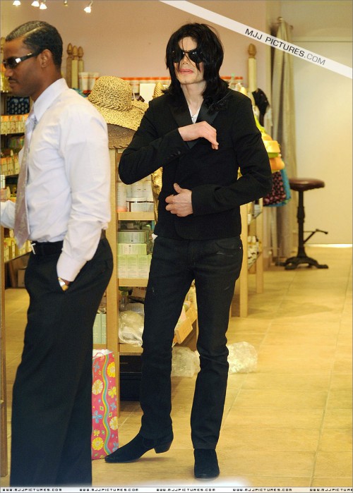 Michael shopping in Beverly Hills 2008 (200)
