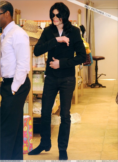 Michael shopping in Beverly Hills 2008 (203)