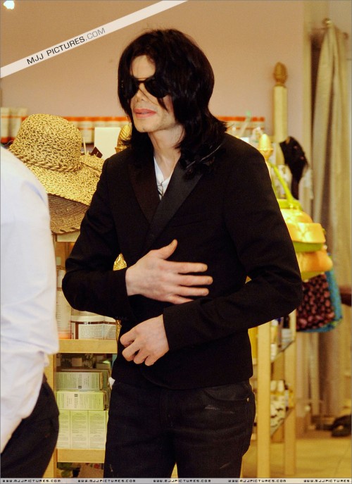 Michael shopping in Beverly Hills 2008 (215)