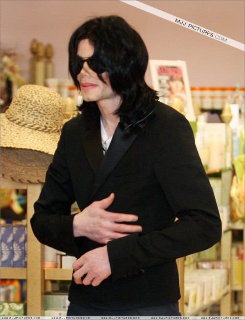 Michael shopping in Beverly Hills 2008 (218)