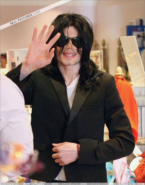 Michael shopping in Beverly Hills 2008 (220)