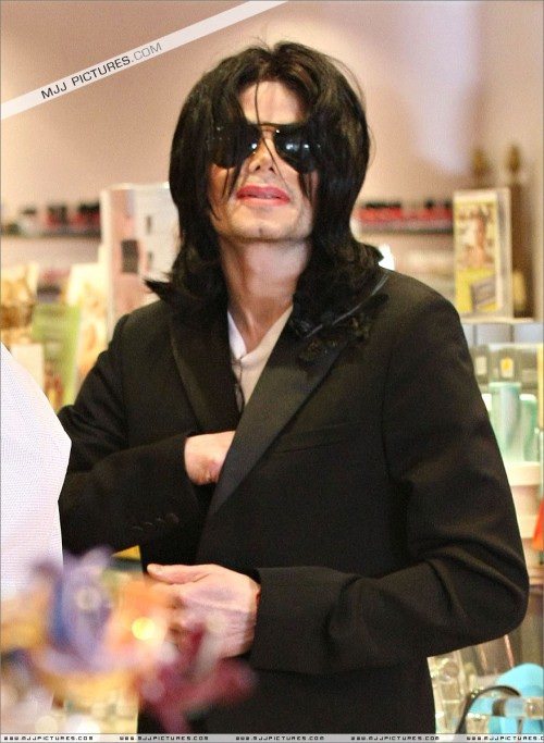 Michael shopping in Beverly Hills 2008 (222)