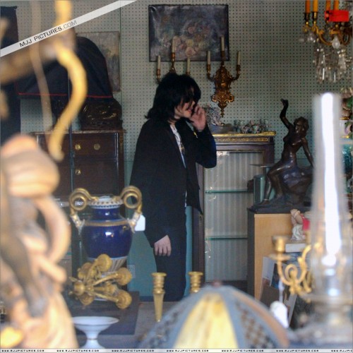 Michael shopping in Beverly Hills 2008 (223)