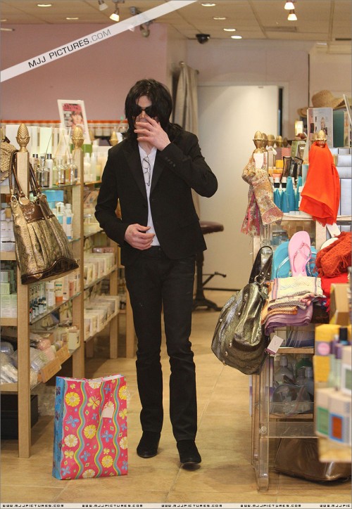 Michael shopping in Beverly Hills 2008 (230)