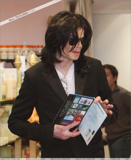 Michael shopping in Beverly Hills 2008 (232)