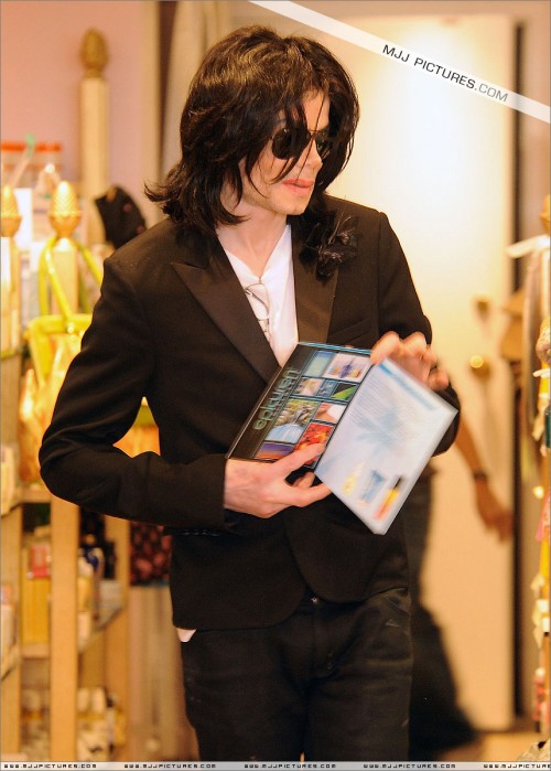 Michael shopping in Beverly Hills 2008 (236)