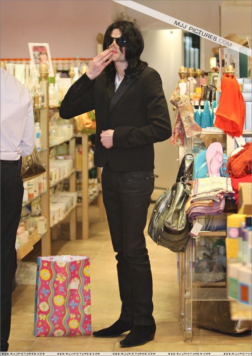 Michael shopping in Beverly Hills 2008 (246)