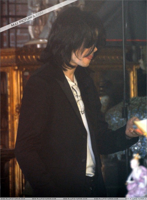 Michael shopping in Beverly Hills 2008 (247)