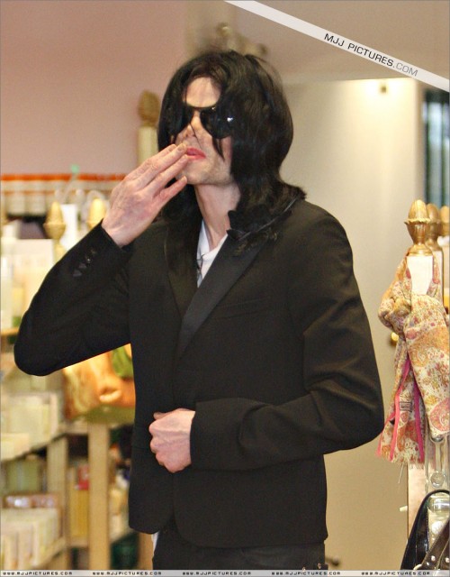 Michael shopping in Beverly Hills 2008 (248)