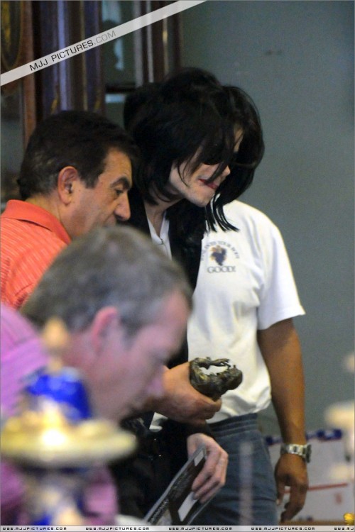 Michael shopping in Beverly Hills 2008 (251)