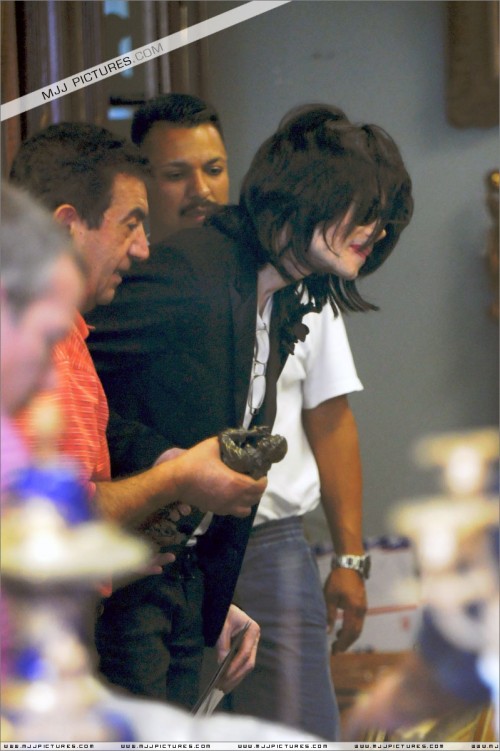 Michael shopping in Beverly Hills 2008 (253)