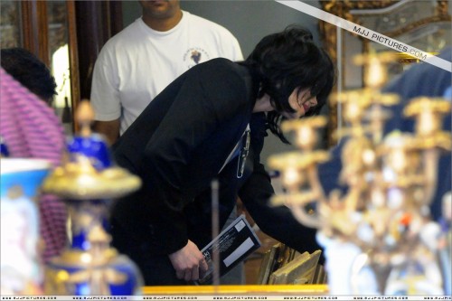 Michael shopping in Beverly Hills 2008 (255)