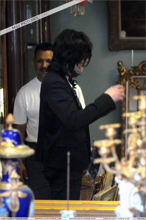 Michael shopping in Beverly Hills 2008 (257)