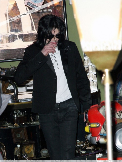 Michael shopping in Beverly Hills 2008 (262)