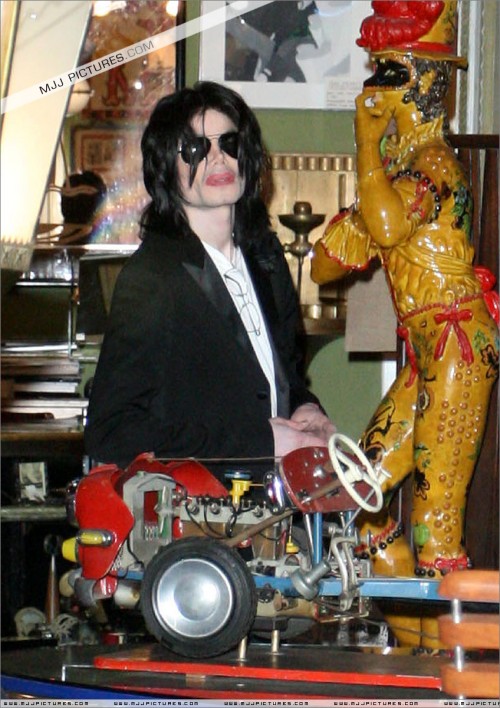 Michael shopping in Beverly Hills 2008 (265)