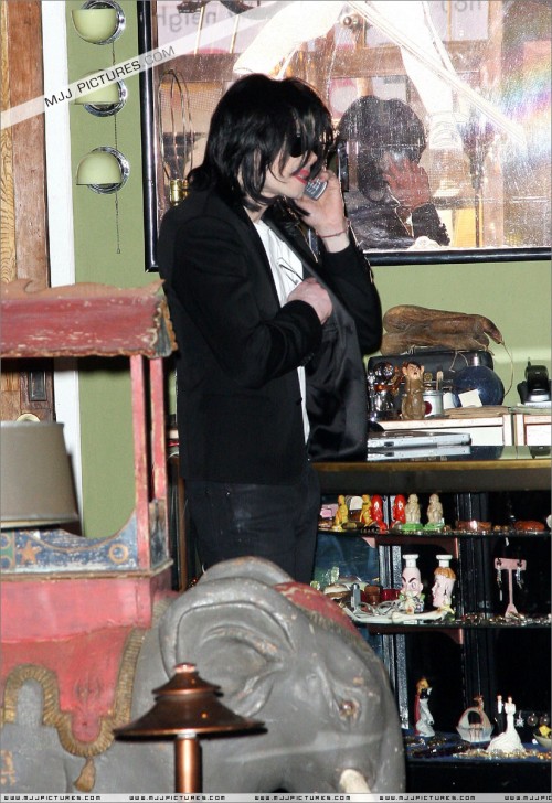 Michael shopping in Beverly Hills 2008 (266)