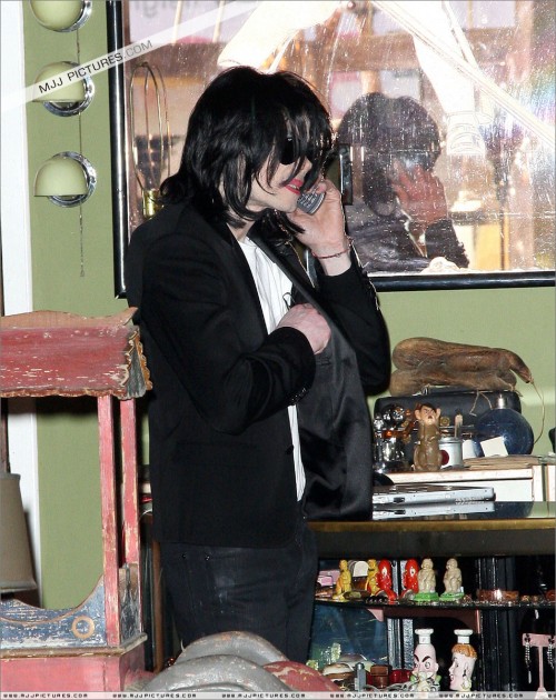 Michael shopping in Beverly Hills 2008 (267)