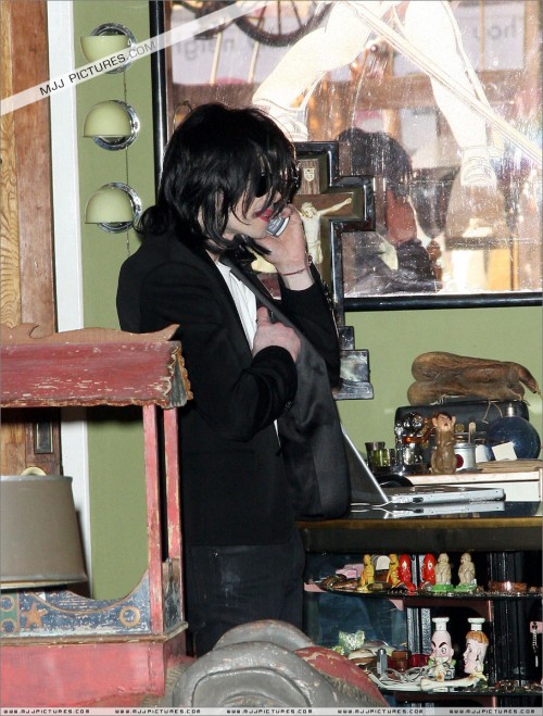 Michael shopping in Beverly Hills 2008 (268)