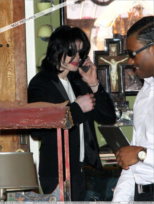 Michael shopping in Beverly Hills 2008 (269)