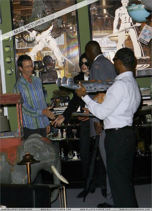 Michael shopping in Beverly Hills 2008 (271)