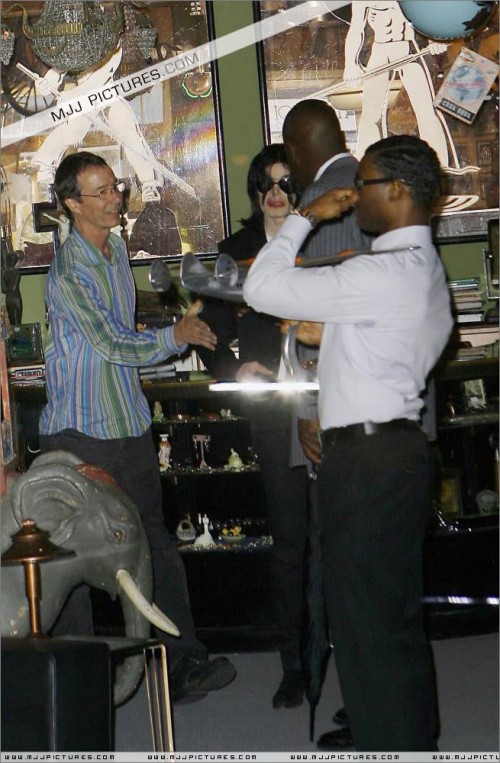 Michael shopping in Beverly Hills 2008 (273)