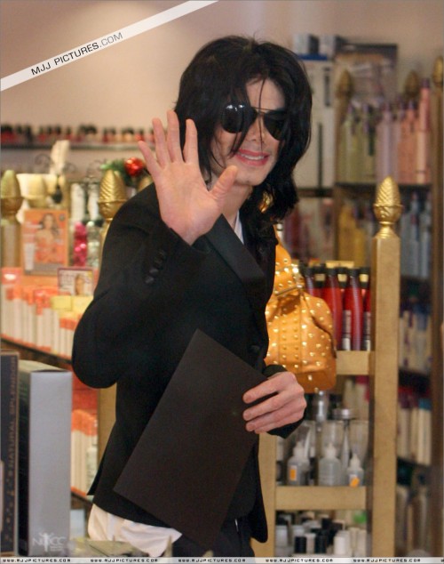 Michael shopping in Beverly Hills 2008 (28)