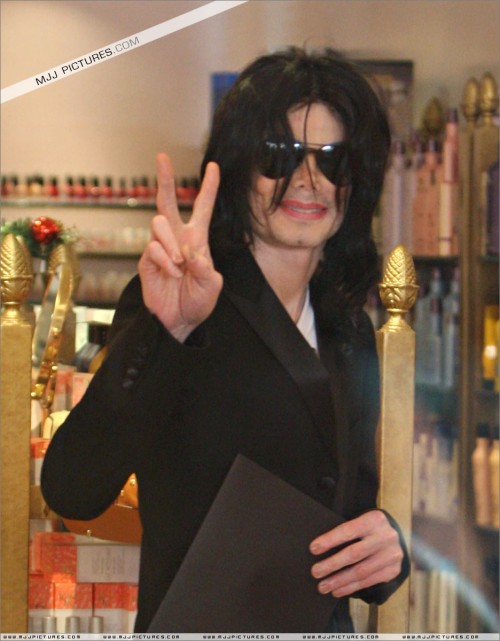 Michael shopping in Beverly Hills 2008 (34)