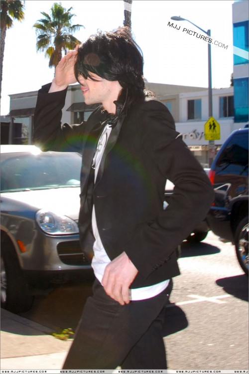 Michael shopping in Beverly Hills 2008 (35)