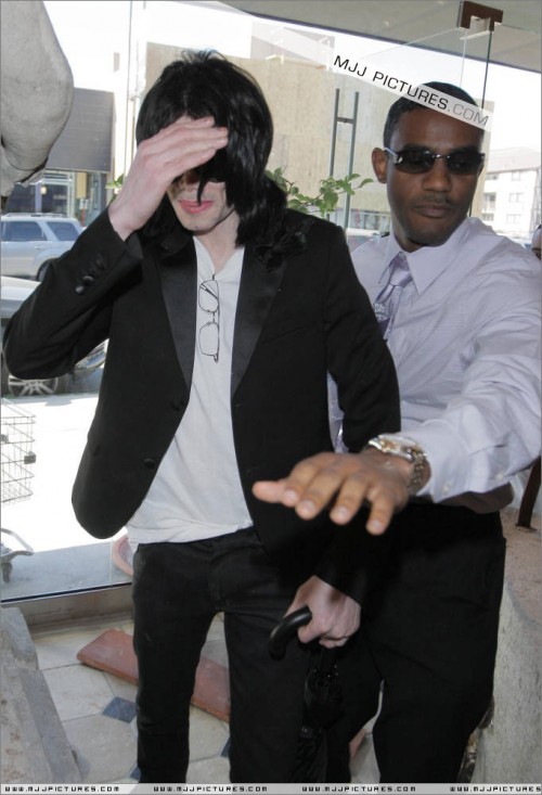 Michael shopping in Beverly Hills 2008 (36)