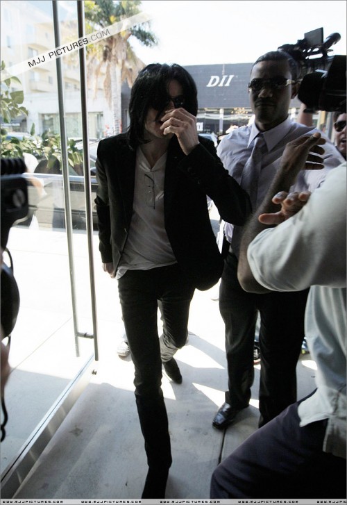 Michael shopping in Beverly Hills 2008 (6)
