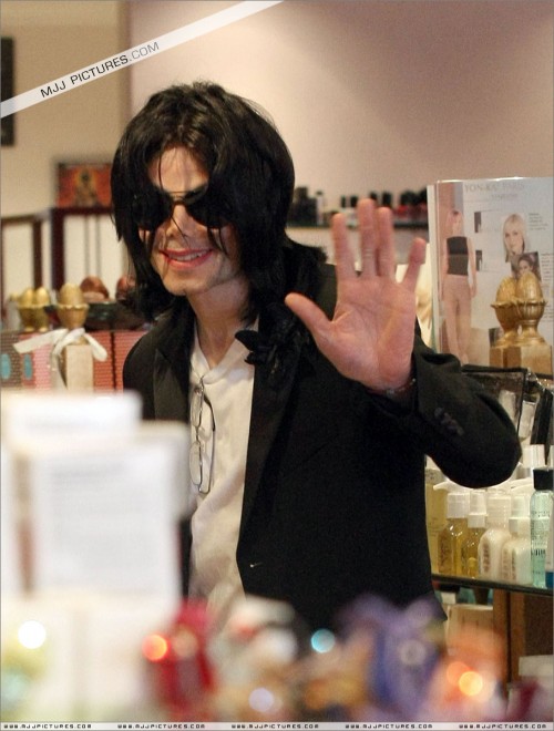 Michael shopping in Beverly Hills 2008 (73)