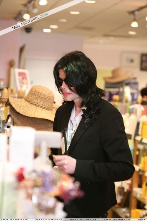 Michael shopping in Beverly Hills 2008 (79)