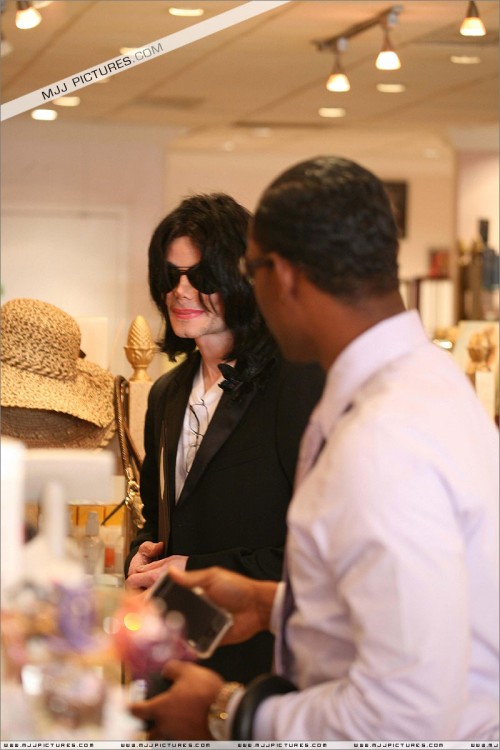Michael shopping in Beverly Hills 2008 (85)