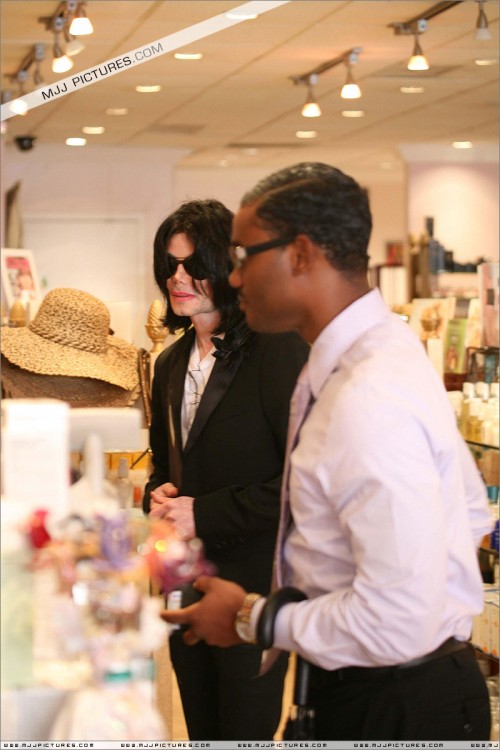 Michael shopping in Beverly Hills 2008 (88)