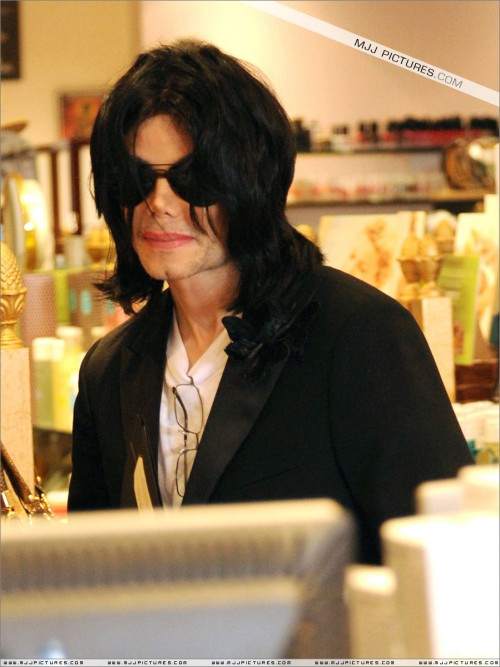 Michael shopping in Beverly Hills 2008 (91)