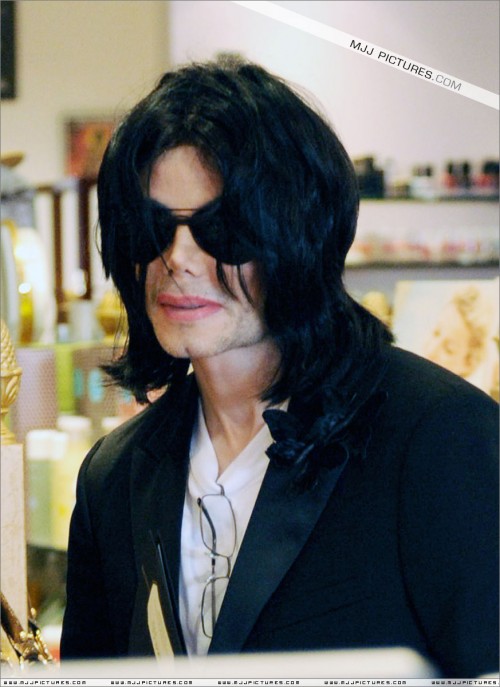 Michael shopping in Beverly Hills 2008 (94)