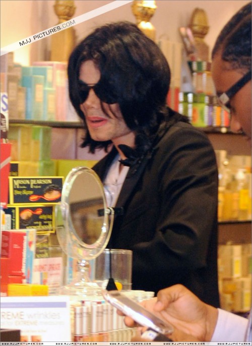 Michael shopping in Beverly Hills 2008 (97)