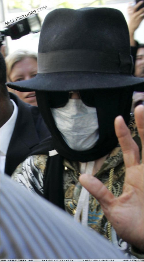 Michael shopping in Beverly Hills (April 21) (20)