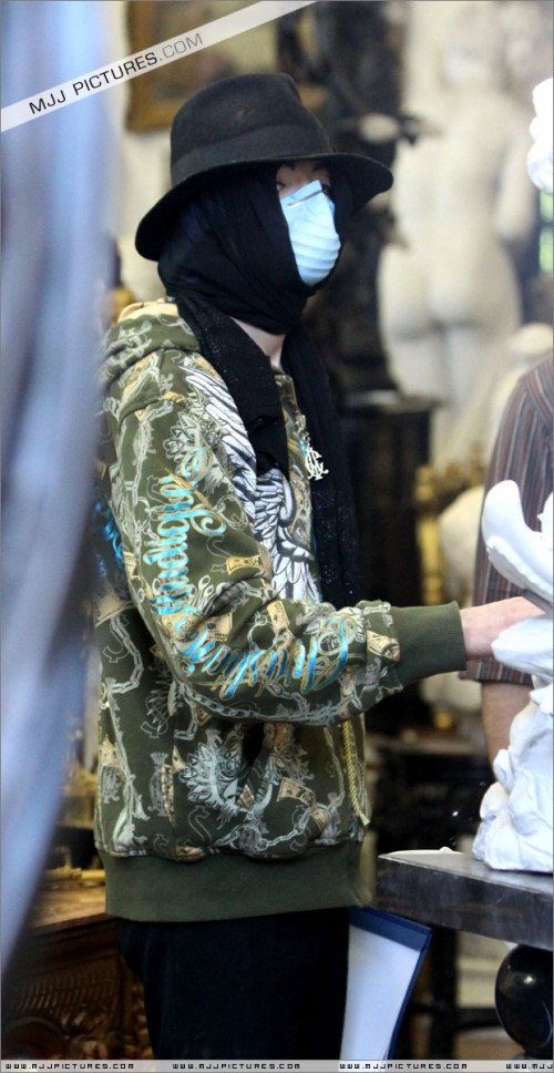 Michael shopping in Beverly Hills (April 21) (3)