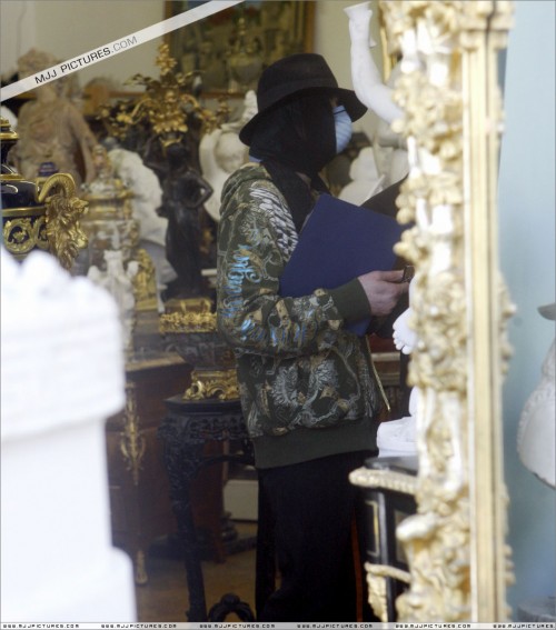 Michael shopping in Beverly Hills (April 21) (31)