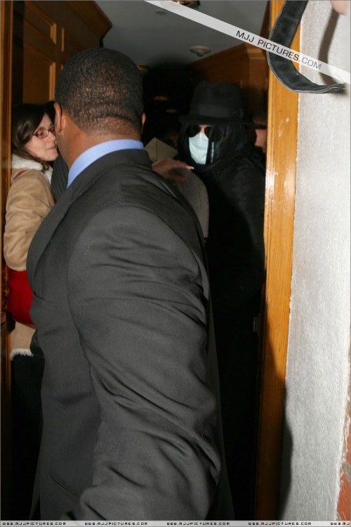 Michael visits doctor in Beverly Hills 2008 (1)