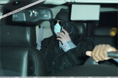 Michael visits doctor in Beverly Hills 2008 (14)