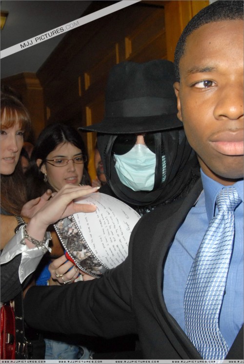 Michael visits doctor in Beverly Hills 2008 (3)