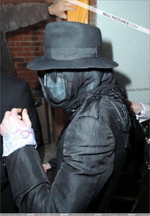 Michael visits doctor in Beverly Hills 2008 (6)