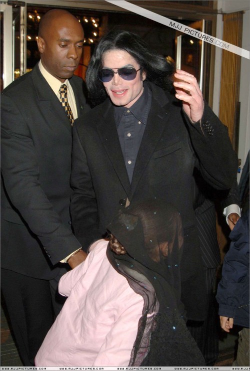 October 12 2005 Michael visits Harrods (2)