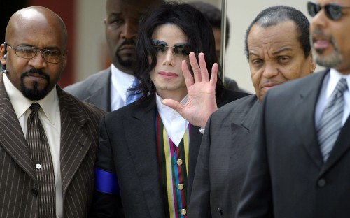 SANTA MARIA, CA - MARCH 21:  US Pop Star Michael Jackson gestures to his fans as he leaves at the Sa