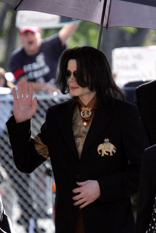 US pop star Michael Jackson waves to his supporters as he arrives at the Santa Barbara County Courth